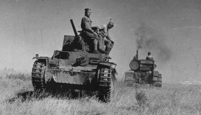 Красноармейцы буксируют захваченный немецкий танк трактором С-65. Сентябрь 1942 г.