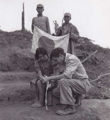 Американец оказывает первую помощь освобожденный японской женщине для утех. 7 сентября 1944 г.