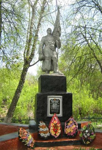 с. Нижнее Чупахино Хомутовского р-на. Памятник, установленный на братской могиле, в которой захоронено 411 советских воинов, в т.ч. 379 неизвестных.