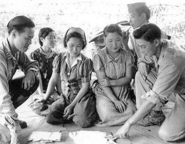 Солдаты китайской национальной революционной армии с освобожденными корейскими женщинами для утешения. 1944 г. 