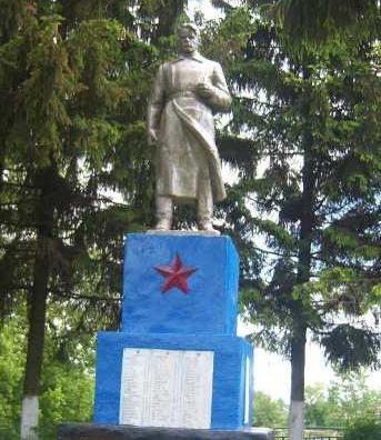 с. Ольховка. Хомутовского р-на. Памятник, установленный в 1968 году на братской могиле, в которой захоронено 365 советских воинов, в т.ч. 314 неизвестных.