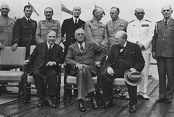 Премьер-министр Канады Маккензи Кинг, президент США Франклин Д. Рузвельт и премьер-министр Великобритании Уинстон Черчилль во время Квебекской конференции Август 1943 г.