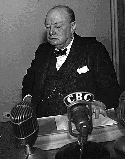 Уинстон Черчилль перед микрофоном Канадской радиовещательной корпорации во время конференции в Квебеке. Август 1943 г.