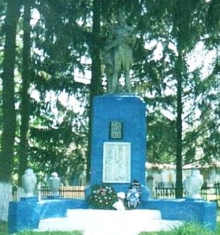 с. Петровское Хомутовского р-на. Памятник, установленный в 1959 году на братской могиле, в которой захоронено 223 советских воинов, в т.ч. 170 неизвестных.