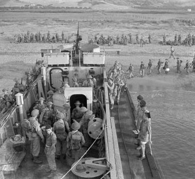 Посадка пехотинцев на десантный корабль. Катандзаро Марина, Италия. 16 сентября 1943 г.