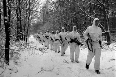 Канадские пехотинцы в британской зимней камуфляжной форме, патрулируют возле Неймегена. Нидерланды, 22 января 1945 г.