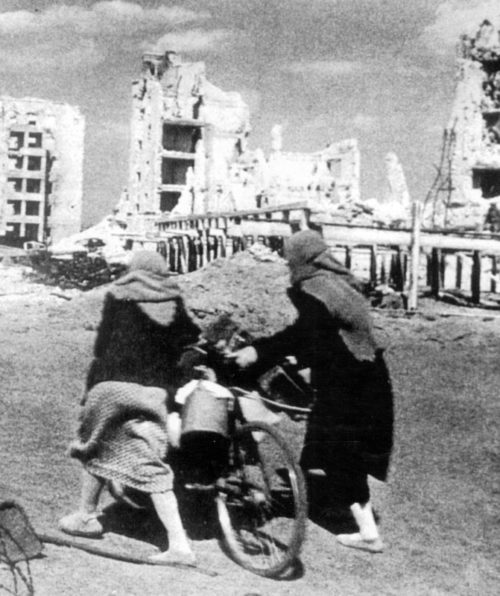 Женщины уходят в эвакуацию. Сентябрь 1942 г.