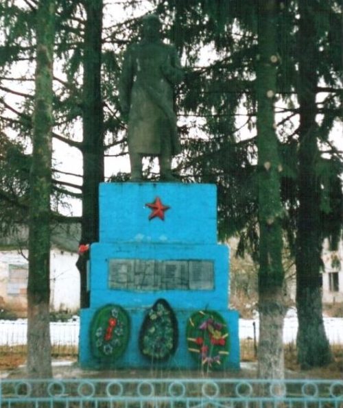 с. Поды Хомутовского р-на. Памятник у школы, установленный в 1969 году на братской могиле, в которой захоронено 155 советских воинов, в т.ч. 117 неизвестных.
