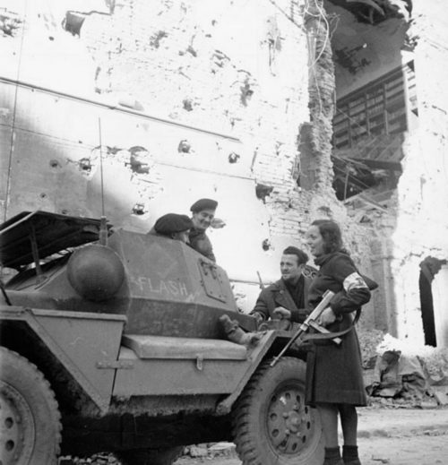 Канадцы на бронеавтомобиле Dingo Mk I общаются с девушкой из итальянского сопротивления в деревне Баньякавалло. Январь 1945 г.