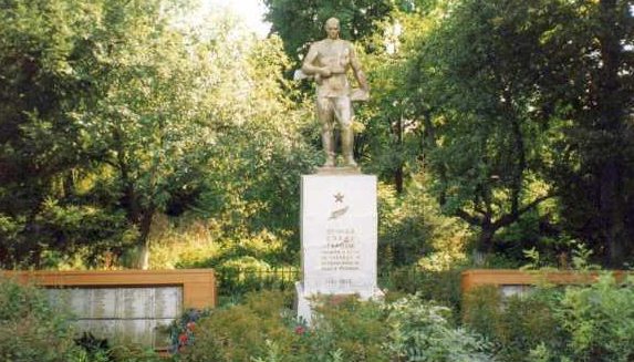 с. Прилепы Хомутовского р-на. Памятник у школы, установленный на братской могиле, в которой захоронено 382 советских воинов, в т.ч. 142 неизвестных.
