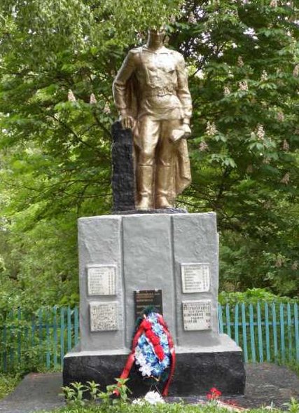 с. Романово Хомутовского р-на. Памятник, установленный на братской могиле, в которой захоронено 220 советских воинов, в т.ч. 15 неизвестных.