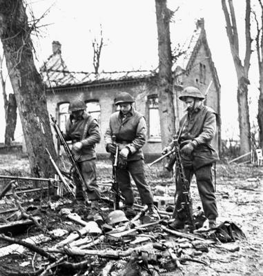Пехотинцы Регинского стрелкового полка у трофейного оружия. Цюффлих, Германия. 9 февраля 1945 г.
