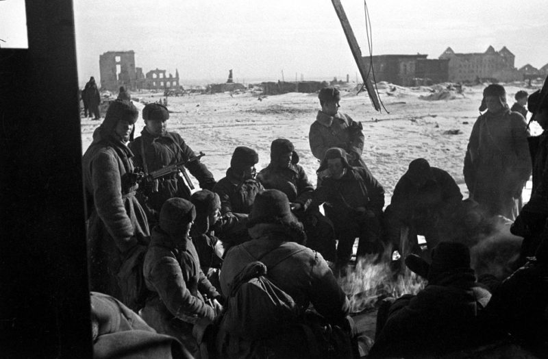 Красноармейцы между боями. Январь 1943 г.