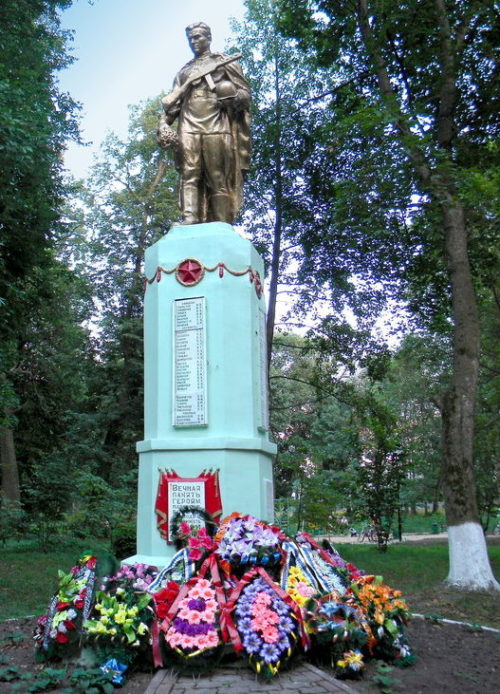 п. Хомутовка Братская могила воинов. Памятник, установленный на братской могиле, в которой захоронено 515 советских воинов, в т.ч. 416 неизвестных.