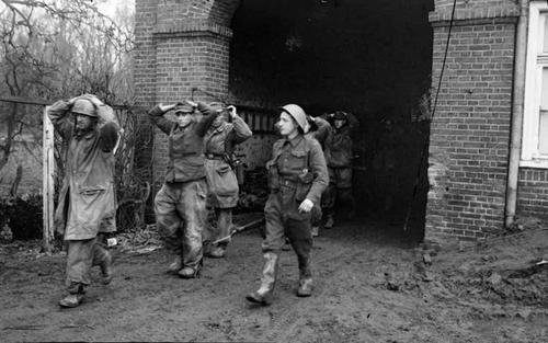 Немцы сдаются канадцам в Уэдеме. 28 февраля 1945 г.