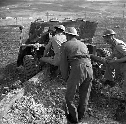 Расчет 76-мм противотанкового орудия канадского 1-го артиллерийского полка у итальянской деревни Кампобассо. Ноябрь 1943 г. 
