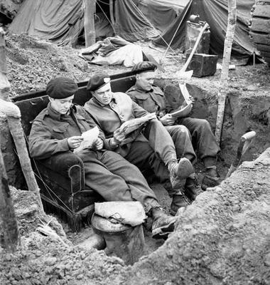 Солдаты читают почту в Хохвальде, Германия. 5 марта 1945 г.