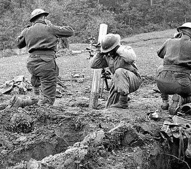 Канадские солдаты ведут огонь из миномета в районе реки Сангро в Италии. Ноябрь 1943 г.