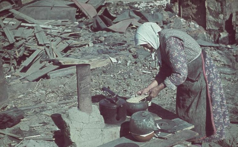 Местные жители на развалинах своих домов. Октябрь 1942 г. 