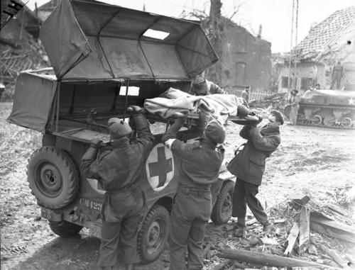 Перевозка раненного на санитарном Willys MB. Сонсбек, Германия. 6 марта 1945 г.