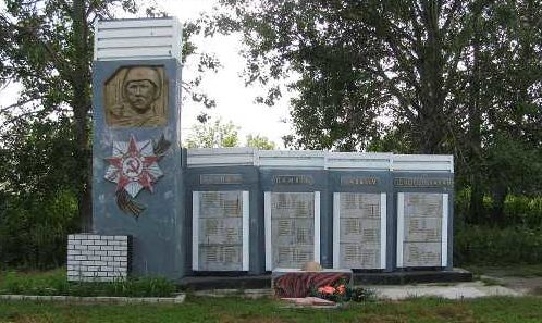 д. Бобровка Черемисиновского р-на. Памятник павшим воинам-односельчанам и братская могила воинов, в которой похоронено 454 советских воина, в т.ч. 442 неизвестных.