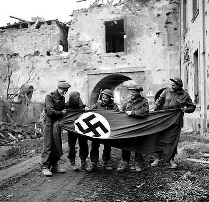 Канадские солдаты с большим немецким флагом. 9 марта 1945 г.