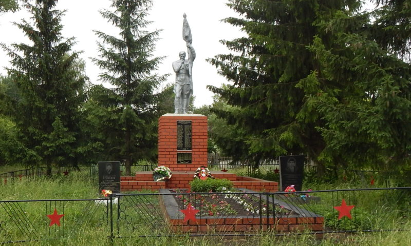 c. Исаково Черемисиновского р-на. Памятник у средней школы, установленный в 1966 году на братской могиле, в которой похоронено 293 советских воина, в т.ч. 291 неизвестный.