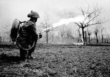 Обучение работы с огнеметом. Ксантен, Германия, 10 марта 1945 г.