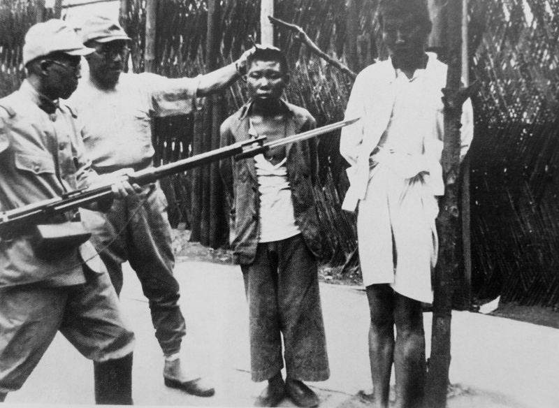 Японские военнослужащие издеваются над арестованными китайцами перед их казнью. Август 1938 г. 