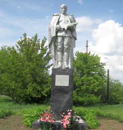 c. Михайловка Черемисиновского р-на. Памятник у школы воинам-землякам, павшим в годы войны.