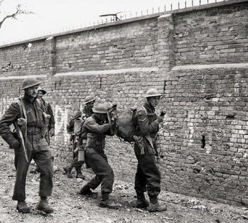 Использование рации во время наступления в Ортоне, Италия. 21 декабря 1943 г. 