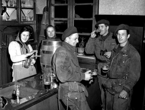 Канадские солдаты в местной таверне. Лембек, 29 марта 1945 г.