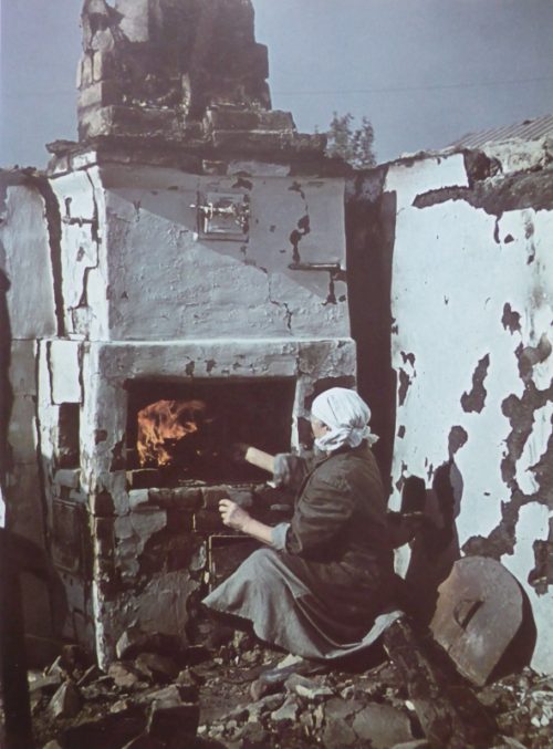 Местные жители на развалинах своих домов. Октябрь 1942 г.