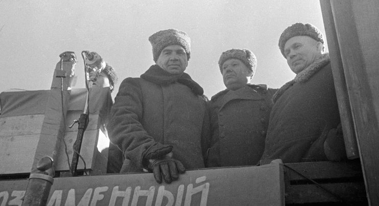 Командующий 62-й армией генерал-лейтенант Чуйков, командующий 64-й армией генерал-лейтенант Шумилов и член военного совета Южного фронта генерал-лейтенант Хрущев на трибуне во время митинга в освобожденном Сталинграде. 4 февраля 1943 г.