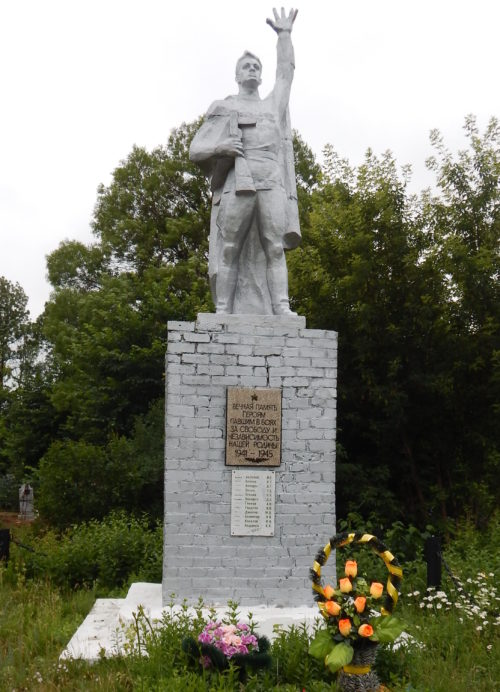 c. Михайловское Черемисиновского р-на. Памятник, установленный в 1976 году на братской могиле, в которой похоронено 27 советских воина, в т.ч. 26 неизвестных.