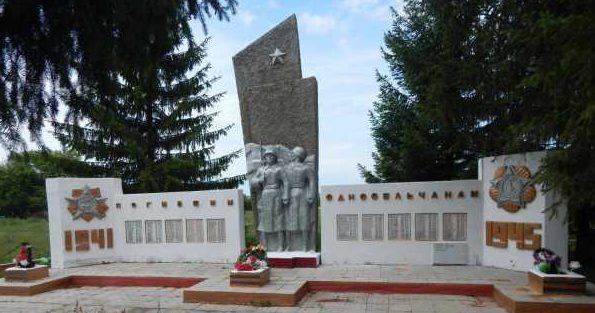 д. Нижнеольховатое Черемисиновского р-на. Мемориал, погибшим односельчанам.