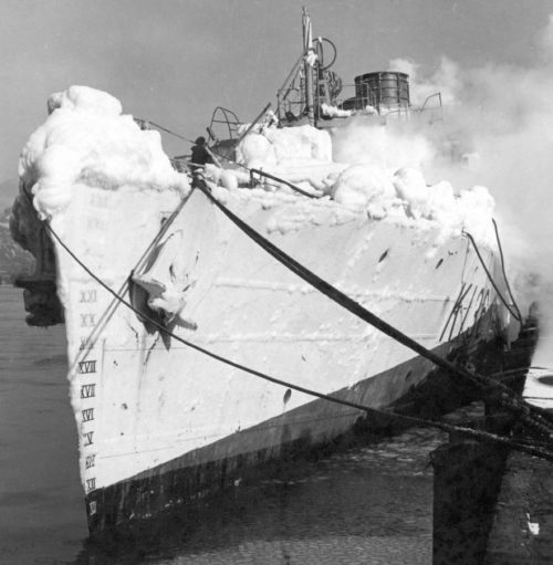 Канадский корвет «Шавиниган», покрытый льдом у причала порта Галифакс. Декабрь 1943 г.