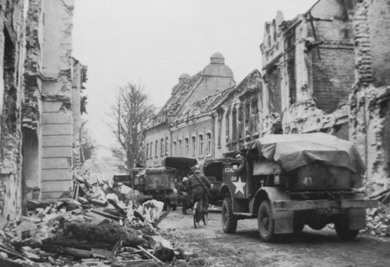 Автоколонна канадского подразделения в городе Калькар. Март 1945 г. 