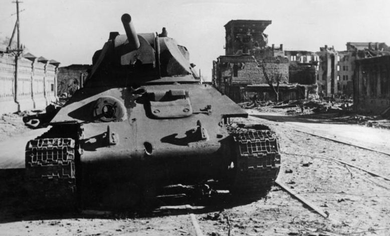 Подбитый танк Т-34 на улице города. 10 октября 1942 г.