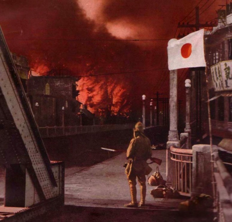 Японский солдат наблюдает за пожаром в китайском городе. 1938 г. 