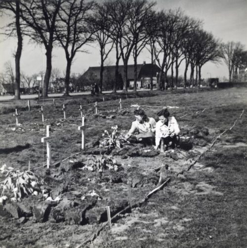 Голландские девушки возлагают цветы на могилы канадских солдат. Эддервольде, Нидерланды, 1945 г.