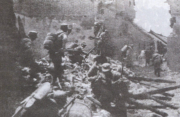 Китайские солдаты ведут бои в Тайержуане. Март 1938 г.
