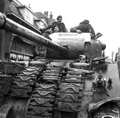 Канадский танк Шерман. Алмело, Нидерланды, 5 апреля 1945 г.