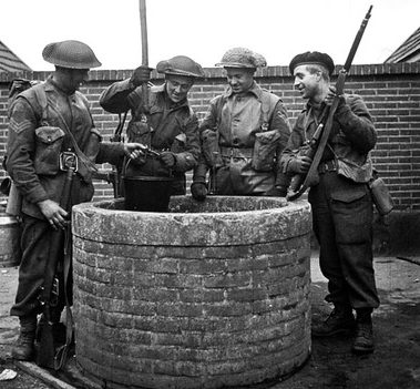 Пехотинцы у колодца возле Ларена, Нидерланды. 6 апреля 1945 г.