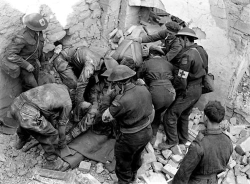 Солдаты и медики выкапывают раненого в Ортоне. Италия. 1943 г.