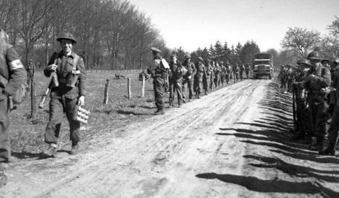 Пехотинцы около Дортерхука. Нидерланды, 8 апреля 1945 г.