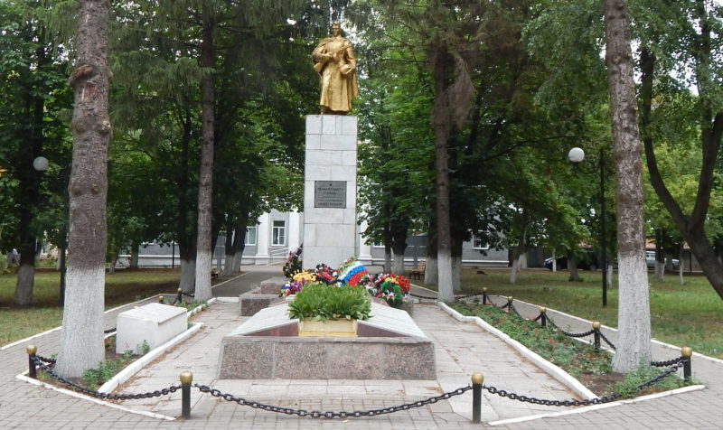 п. Черемисиново. Памятник, установленный в 1951 году на братской могиле, в которой похоронено 1013 советских воинов, в т.ч. 620 неизвестных.