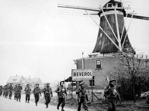Канадская пехота полка Maisonneuve в деревне Холтен. Нидерланды, 9 апреля 1945 г.