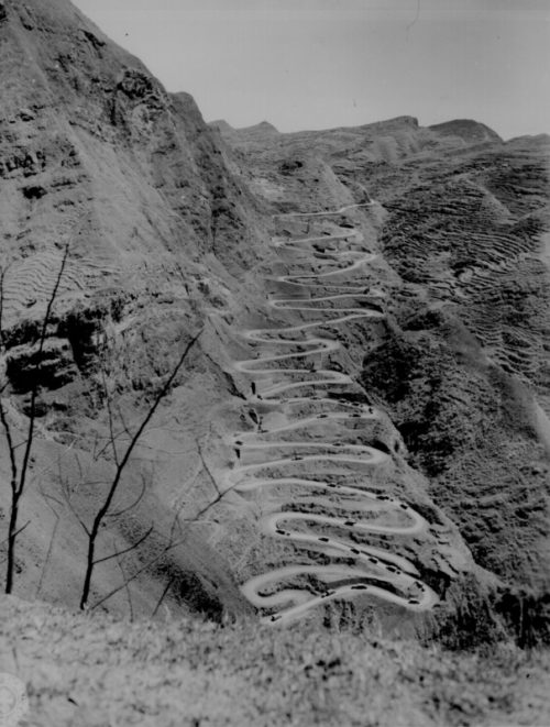 Американская автомобильная колонна поднимается на гору по дороге «21 кривая». Аннан, март 1945 г.