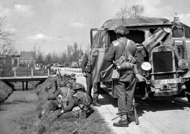Канадцы возле Гронингена, Голландия 14 апреля 1945 г.